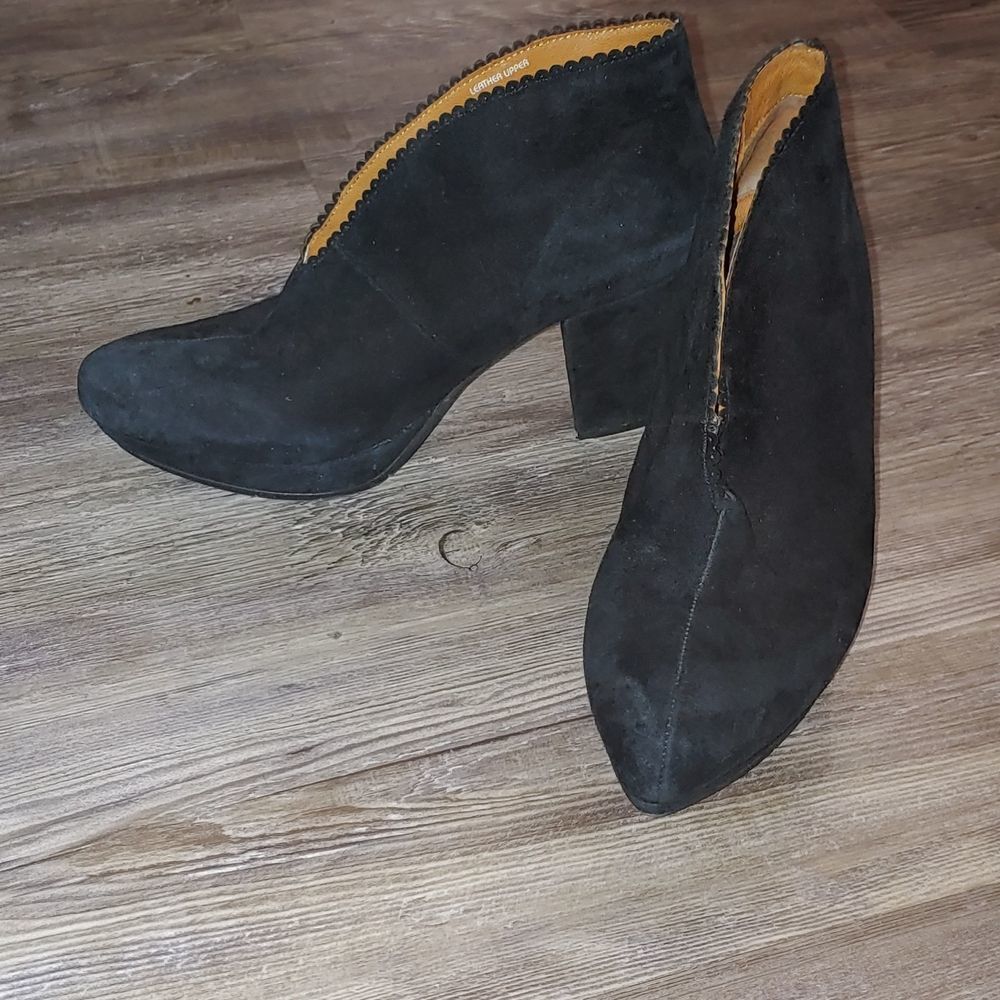 Earthies Halley black suede bootie  ankle boots  size 7.5